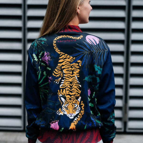 Jaket bomber dengan gambar bordir hewan